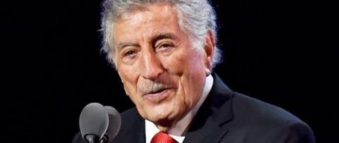 Completando 92 anos de uma feliz existência o cantor Tony Bennett que nasceu no dia 03 de agosto de 1926 no bairro de Astoria que pertence ao distrito do Queens, na cidade de Nova Iorque. Uma carreira marcada pelo sucesso e reconhecimento do talento nos prêmios que recebeu. Foram 19 Grammys ( o Oscar da música) e dois prêmios Emmy ( O Oscar da televisão) e quem poderia duvidar dele ser considerado como o melhor cantor da sua geração, já que quem reconheceu este fato foi Frank Sinatra.