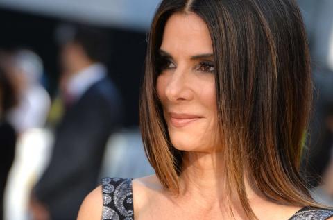 Sandra Bullock está de filme novo na praça OITO MULHERES E UM SEGREDO, atuando ao lado de Cate Blanchard e Anne Hathaway. O filme tem a direção de Gary Rosse que também assina o roteiro. Claramente o filme é uma referência Onze Homens e Um Segredo, mas desta feita a personagem principal é Sandra Bullock que na pele de Debbie Ocean que tem como missão roubar um colar de diamantes de 150 milhões de dólares.