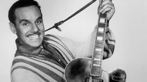 Johnny Otis eixou sua voz em algumas trilhas sonoras, como em AS DUAS FACES DE UM CRIME, filme de 1995. Na voz de Johnny Otis a canção ‘Please Don’t Go’.