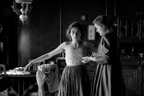 A história é baseada em fatos reais, tem uma narrativa extremamente forte e impactante. As interpretações soberbas das duas personagens principais, Karoline e Dagmar, conferem ao filme uma atmosfera semelhante aos clássicos do Expressionismo Alemão.