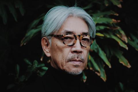 Neste 17 de janeiro está aniversariando o compositor Ryiuchi Sakamoto, que nasceu no ano de 1952 em Tóquio, onde desenvolveu seus estudos na Universidade Nacional de Musica e Artes. Desde a sua primeira trilha para o cinema, Ryuichi Sakamoto já deixava claro de que não seria apenas mais um compositor. A originalidade do seu trabalho, aliado a um estilo que oferecia pistas quanto a sua origem, mas que não deixava de lado uma certa influência erudita, de música brasileira e ainda de jazz.