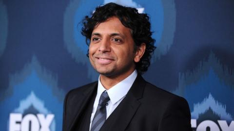 O cineasta M. Night Shyamalan continua sendo um excelente contador de histórias e a exemplo de Hitchcock, continua fazendo pontas nos seus filmes em VIDRO ele aparece comprando equipamentos de segurança.