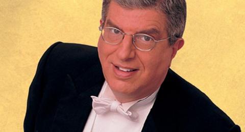 O primeiro sucesso de Marvin Hamlisch para o cinema aconteceria em 1975, por ocasião do filme NOSSO AMOR DE ONTEM, filme estrelado por Robert Redford e sua amiga Barbra Streisand. Com este seu trabalho ele conquista o seu primeiro Oscar, levando ainda Globo de Ouro e Grammy.