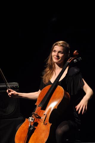 Hildur Guònadóttir nasceu na pequena Hafnarfjordur na Islândia no dia 04 de setembro de 1982. Desde muito cedo passou a ter um interesse em estudar violoncelo. Assim como o tamanho do instrumento variou bastante durante os séculos XVI e XVII, a medida que o tempo passava, também crescia de forma surpreendente o seu talento com o violoncelo.