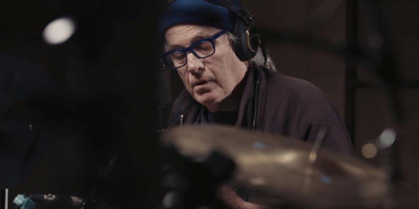 Ryland Peter Cooder, ou se você preferir o seu nome artístico, Ry Cooder. Ele nasceu em 15 março 1947 em Los Angeles, Califórnia já aos quatro anos de idade tocava violão para orgulho dos pais que estimularam a sua inclinação musical.