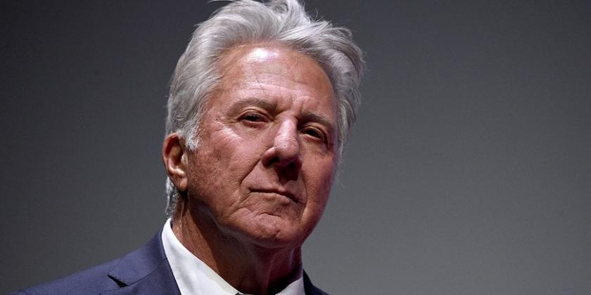 O ator Dustin Hoffman nasceu em Los Angeles, no dia 08 de agosto de 1937, completando 82 anos. Depois do estudo regular em Santa Mônica, acabou matriculando-se no Conservatório de Música de Los Angeles, mas abandonou ao perceber que nada tinha com sua vocação que era o teatro.