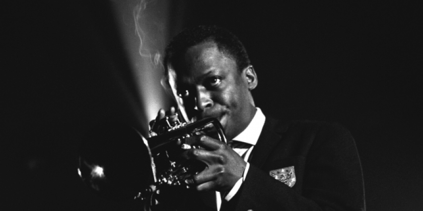 Em 1958 o compositor Miles Davis foi convidado pelo cineasta Louis Malle para compor a trilha sonora do filme ASCENSOR PARA O CADAFALSO. O filme foi o primeiro longa metragem do cineasta Louis Malle, como também a primeira experiência de Miles Davis compondo trilha sonora para o cinema. 