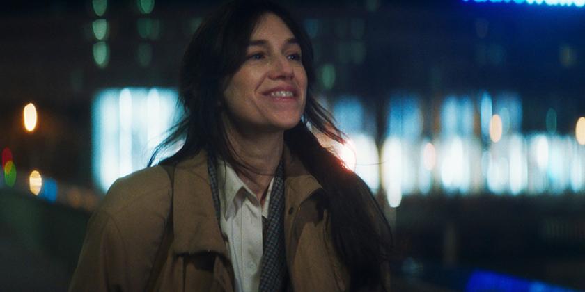 Em NOITES DE PARIS. centro da história é Elizabeth Davies, interpretada pela atriz Charlotte Gainsbourg, mãe de dois filhos que acabou de se separar do marido. 